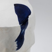 <a href="https://www.galeriegosserez.com/artistes/salomon-celine.html">Céline Salomon</a> - Owen - Tabouret Blanc & Bleu